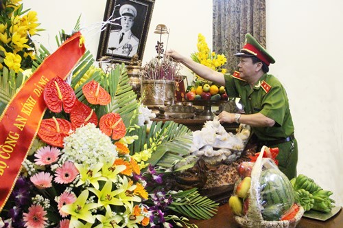 Đồng chí Trung tướng, GS.TS Nguyễn Xuân Yêm, Giám đốc Học viện dâng hương tại nhà Đại tướng Võ Nguyên Giáp.